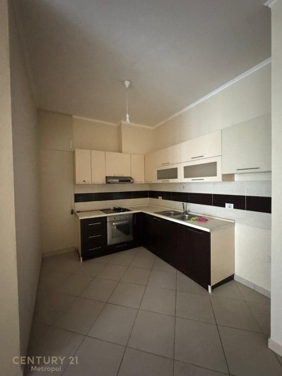 Shitet apartament 1+1 në kompleksin Kika 2