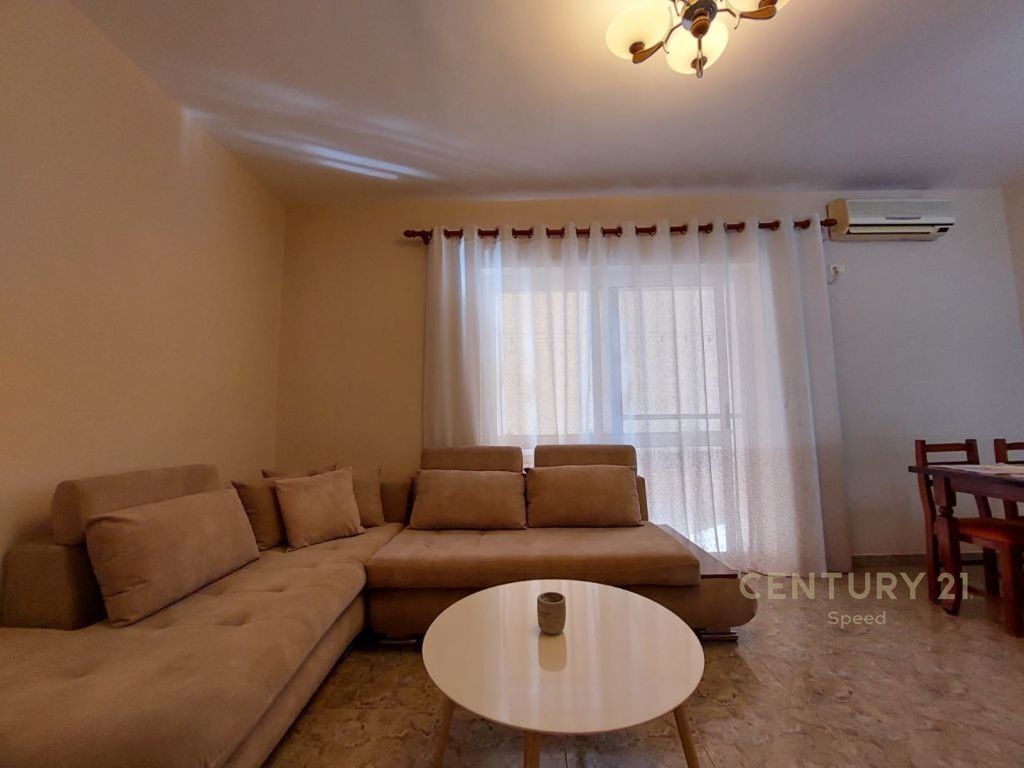 Jepet me qira apartament 1+1 pranë Pazarit të Ri, në Rrugën Luigj Gurakuqi.