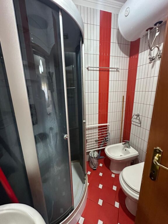 🏢Rruga e Bogdaneve jepet me qera garsoniere 40m2,e mobiluar.40,000 Leke      