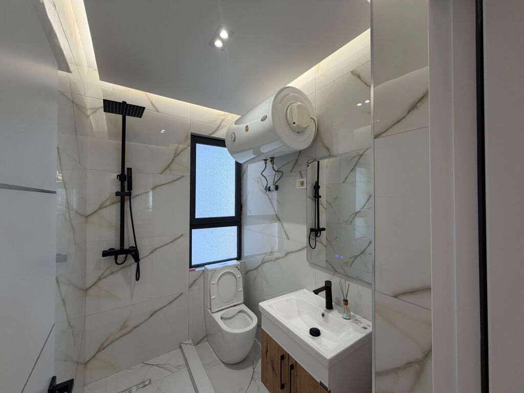 📍 Ndodhet pranë Pallatit me Shigjeta. 🏠 Shitet apartament 2+2+1 me ballkon