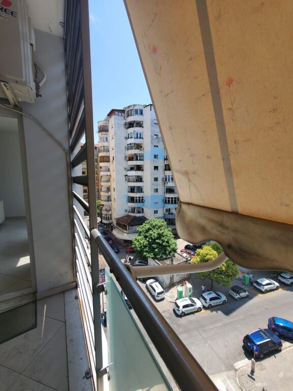 Shitet Apartament 2+1 tek kika 2 Komuna e Parisit !