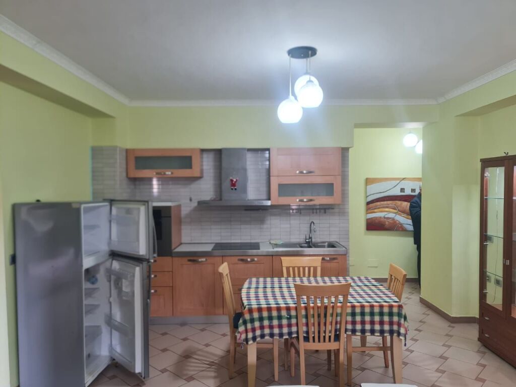 🏢Via di Durazzo, vicino all'ex Ambasciata Jugoslava, affittasi appartamento 1+1 arredato. 65.000 Leke