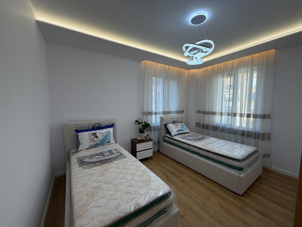 📍 Ndodhet pranë Pallatit me Shigjeta. 🏠 Shitet apartament 2+2+1 me ballkon