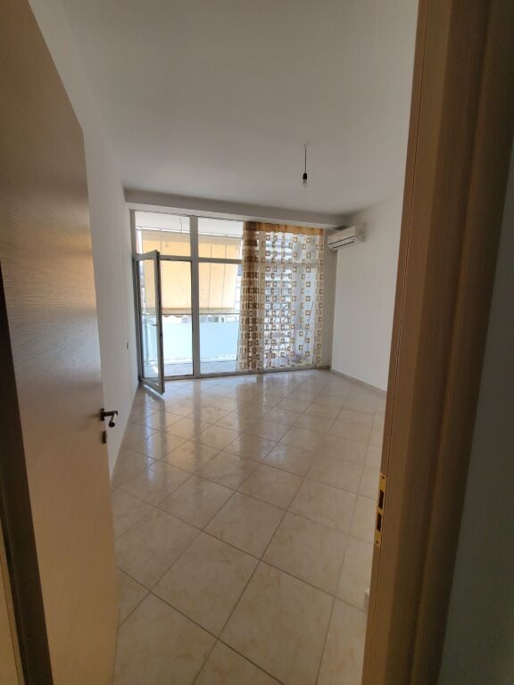 Shitet Apartament 2+1 tek kika 2 Komuna e Parisit !