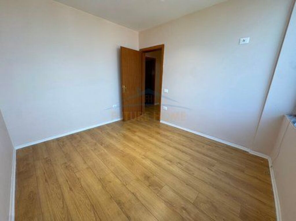 Shitet , Apartament 2+1, Ish Tregu Elektrik , Tirane .