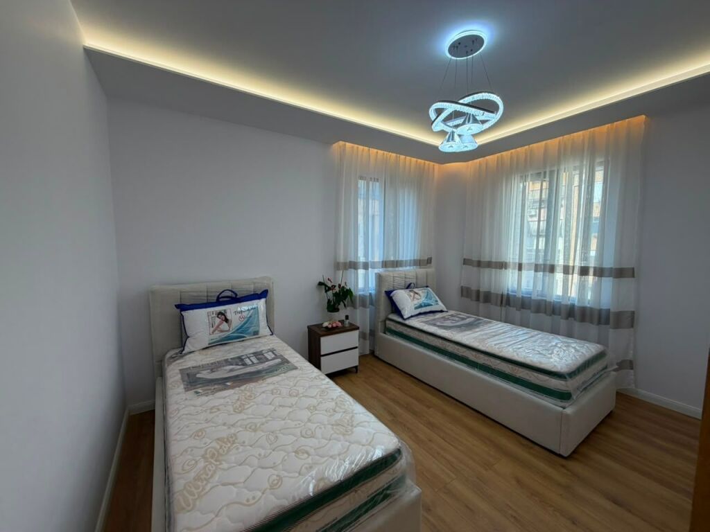 🏡 Shitet apartament 2+1+2 me ballkon  📍 Pranë Pallatit me Shigjeta💰 Çmimi: 255.000 €