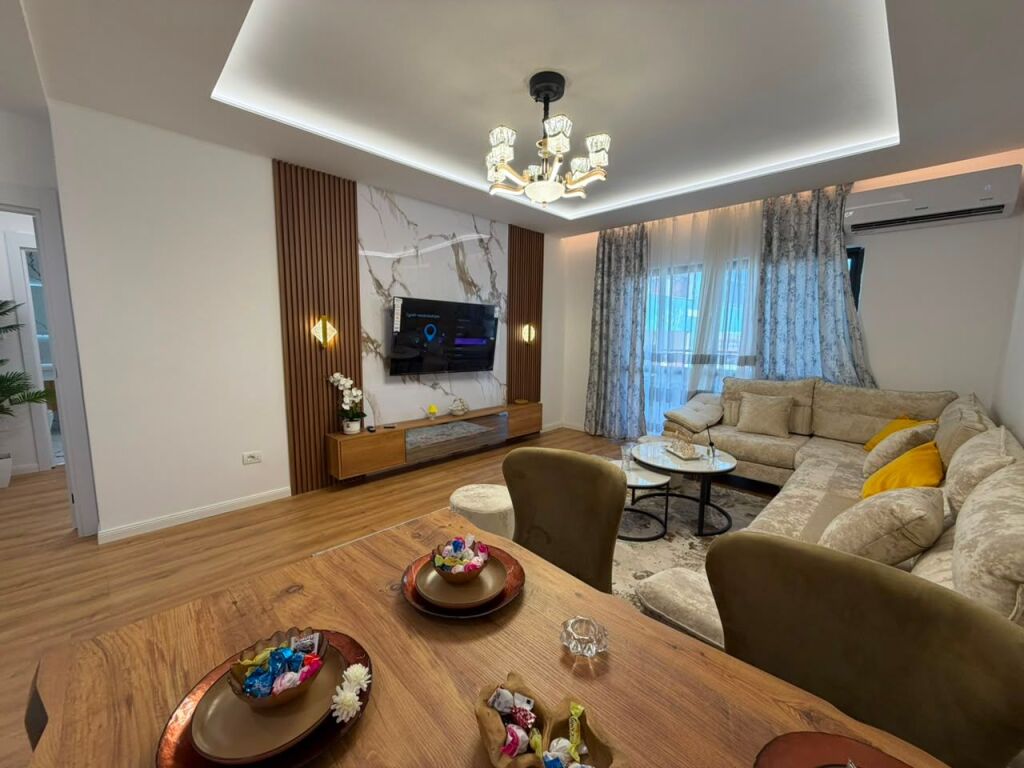 🏡 Shitet apartament 2+1+2 me ballkon  📍 Pranë Pallatit me Shigjeta💰 Çmimi: 255.000 €