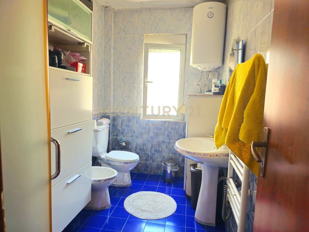 Shitet Apartament 3+1 tek Myslym Shyri
