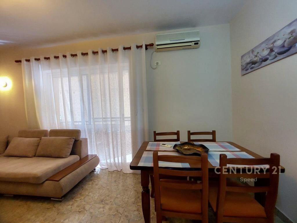 Jepet me qira apartament 1+1 pranë Pazarit të Ri, në Rrugën Luigj Gurakuqi.