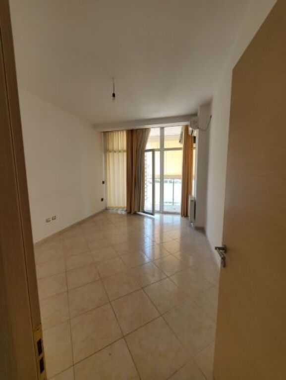 Shitet Apartament 2+1+2 tek Kompleksi Kika 2 , Komuna e Parisit .