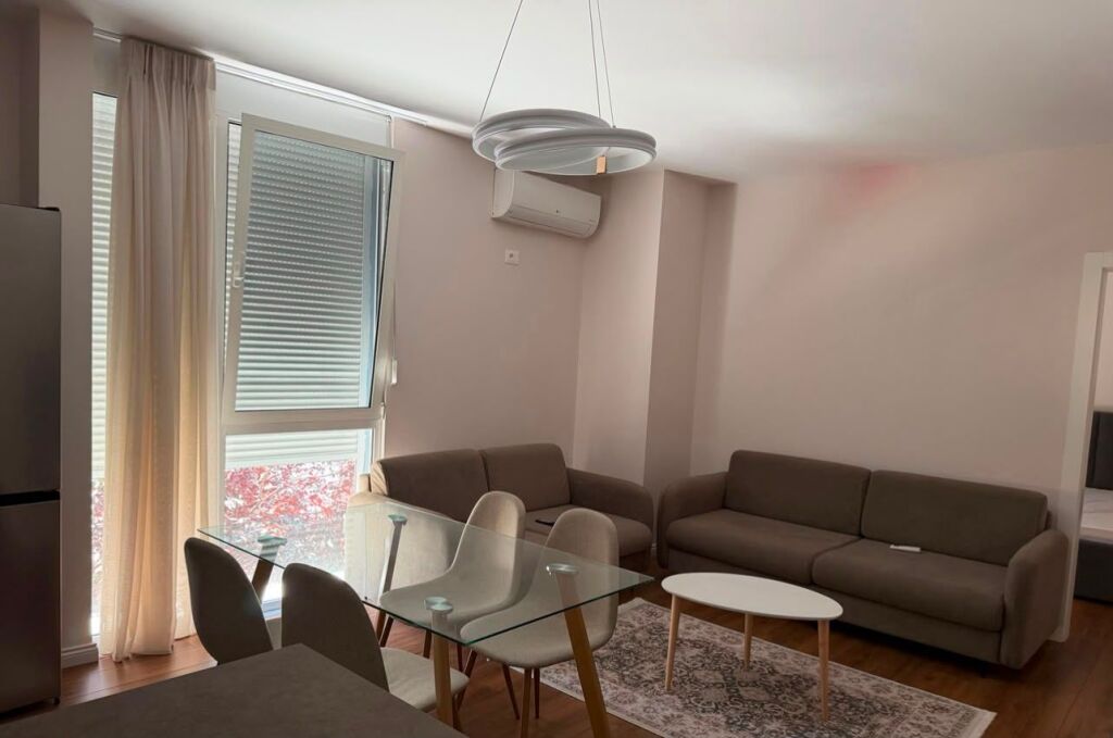 Rruga e Barrikadave, jepet me qera apartament 2+1 i sapo arreduar!