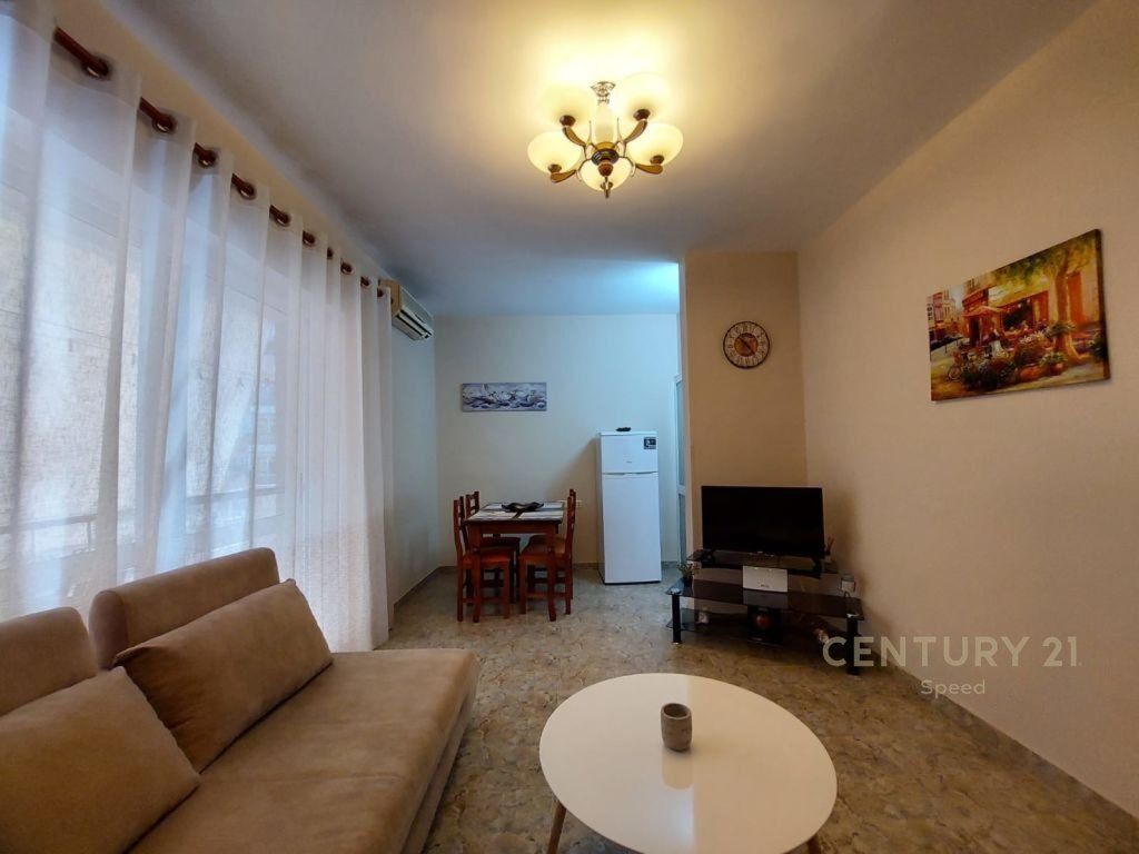 Jepet me qira apartament 1+1 pranë Pazarit të Ri, në Rrugën Luigj Gurakuqi.