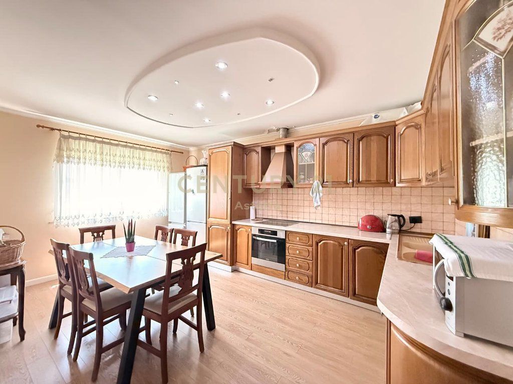 Shitet Apartament 3+1 tek Myslym Shyri