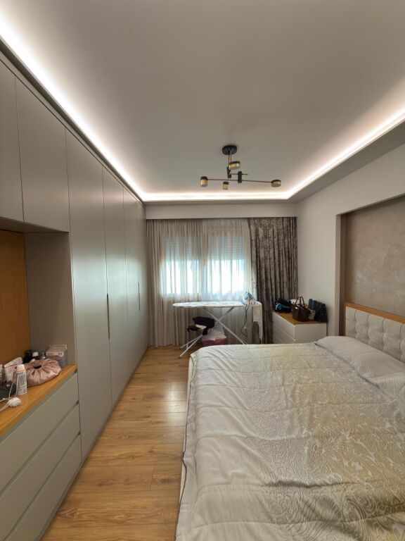 Shitet Apartament 2+1+2+depo +parkim tr Komuna e Parisit