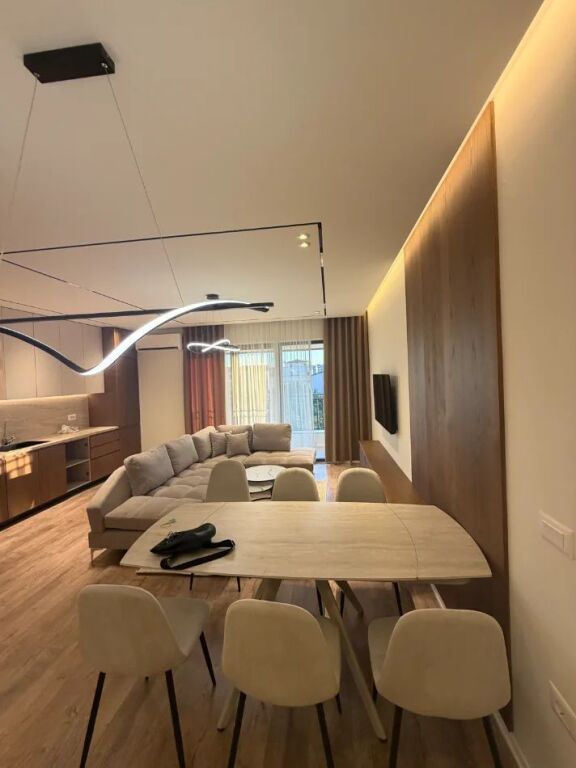 Bulevardi i Ri/Stacioni i Trenit, jepet em qera apartament modern 3+1+2 plus post parkimi.