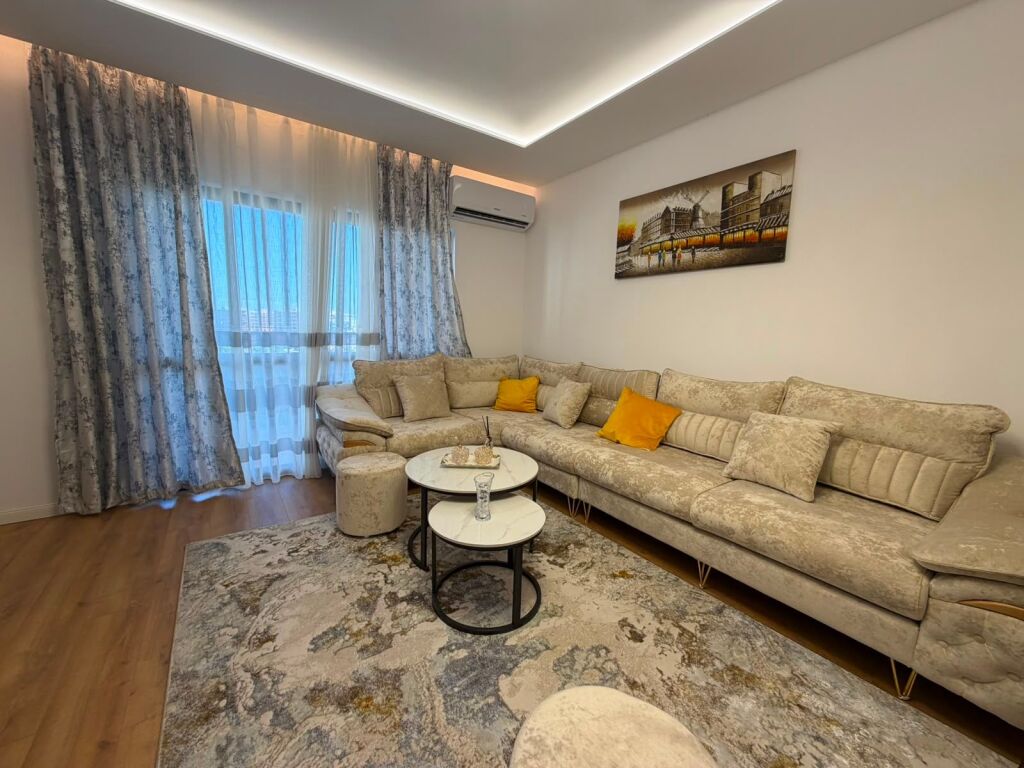 📍 Ndodhet pranë Pallatit me Shigjeta. 🏠 Shitet apartament 2+2+1 me ballkon