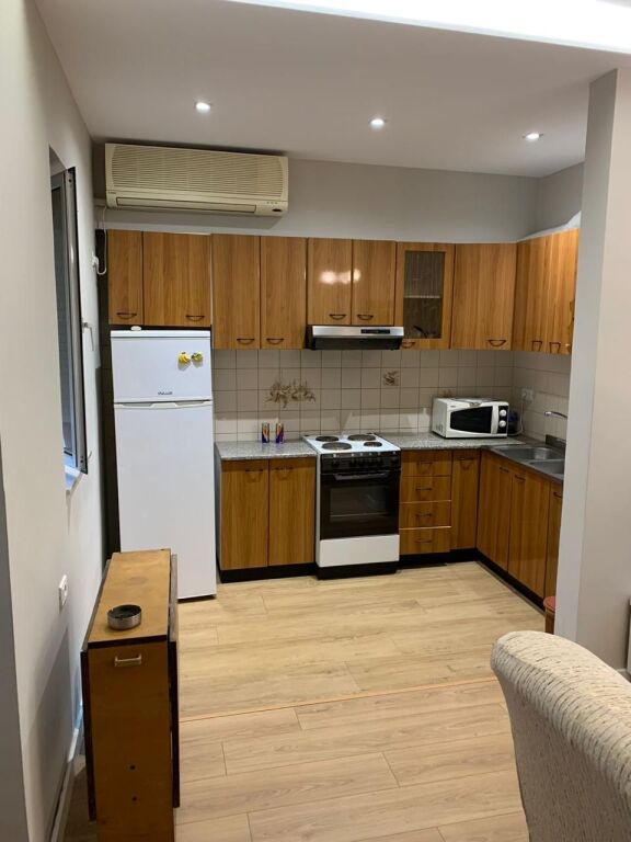 Ne bllok prane Tribekes jepet me qera apartament 1+1 i mobiluar