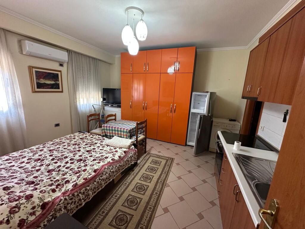 🏢Rruga e Bogdaneve jepet me qera garsoniere 40m2,e mobiluar.40,000 Leke      
