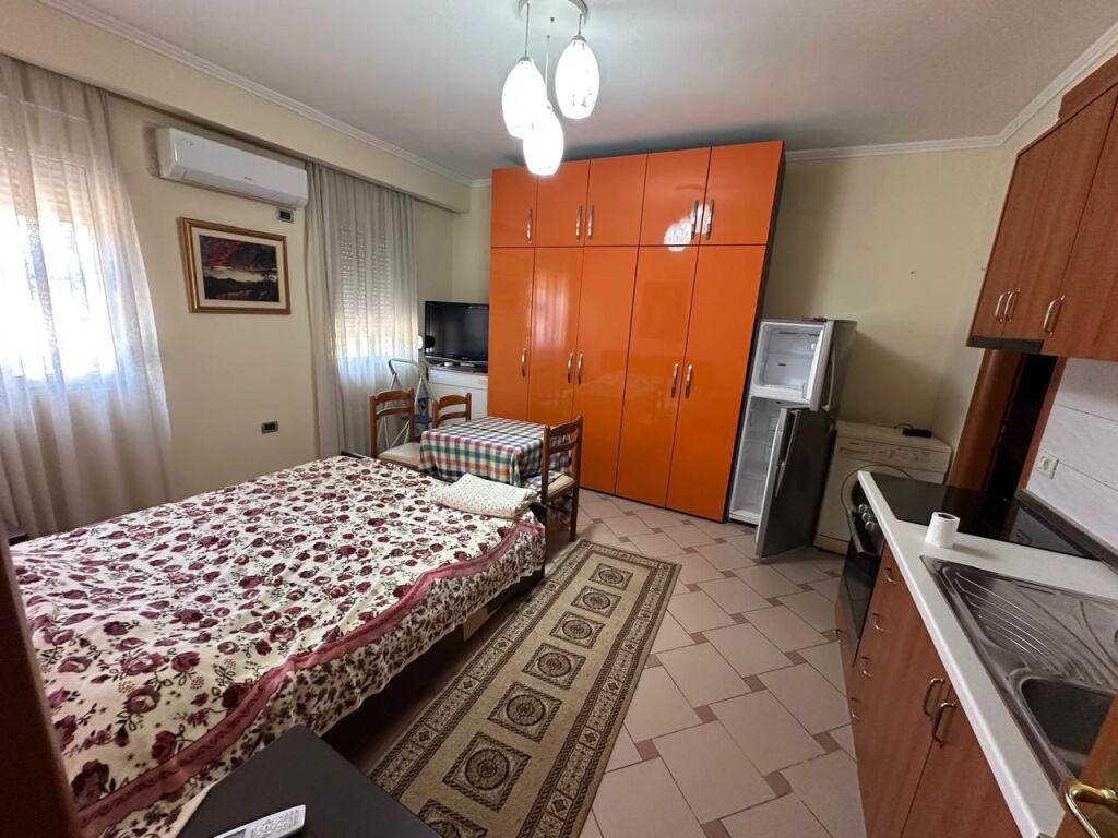 🏢Rruga e Bogdaneve jepet me qera garsoniere 40m2,e mobiluar.40,000 Leke      
