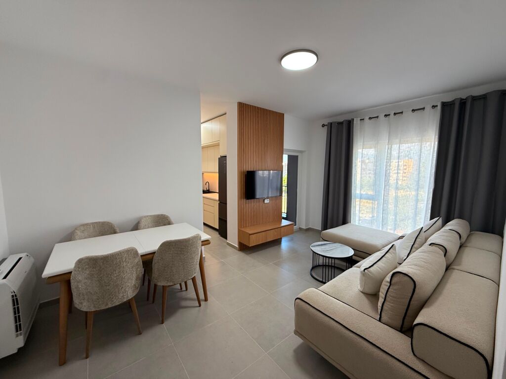 📣 SUPER AFFITTO Appartamento 1+1 📍 Via “Jordan Misja”, Vicino al Complesso Ndregjoni ✨   🏢 Nuova Costruzione  🪜 3° Piano (Con Ascensore)  🛋️ Completamente Arredato  ✅ Mai Abitato Prima   💶 Prezzo 50.000 Lek/Mese  🅿️ Possibilità Anche Per Posto Auto Con Pagamento Extra