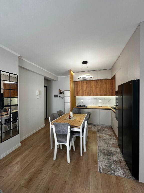 Shitet apartament 2+1