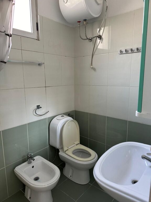 Ne bllok prane Tribekes jepet me qera apartament 1+1 i mobiluar