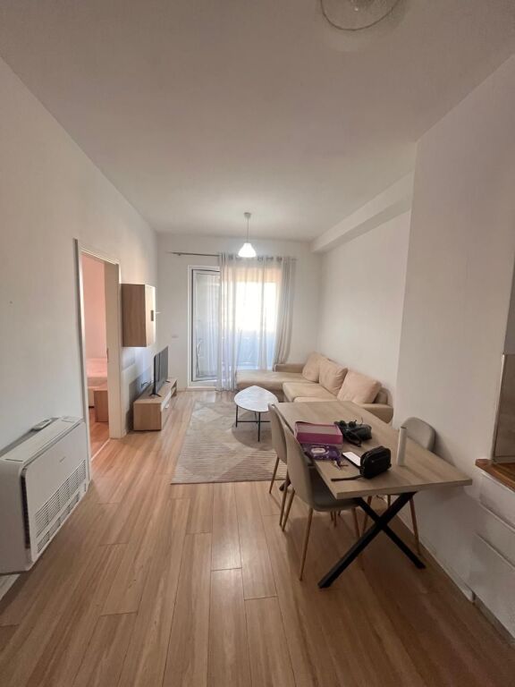 Appartamento 1+1 in Affitto presso Residenza Marga – Via Jordan Misja  Presso la Residenza Marga, in Via Jordan Misja, è in affitto un appartamento 1+1, completamente arredato e pronto per essere abitato. La zona offre un accesso rapido al Nuovo Viale, al centro di Tirana e a tutti i servizi necessari.  Organizzazione: Soggiorno insieme all'area cucina Balcone con uscita dal soggiorno 1 camera da letto 1 bagno  L'appartamento è offerto completamente arredato, offrendo comfort e funzionalità per una vita confortevole.