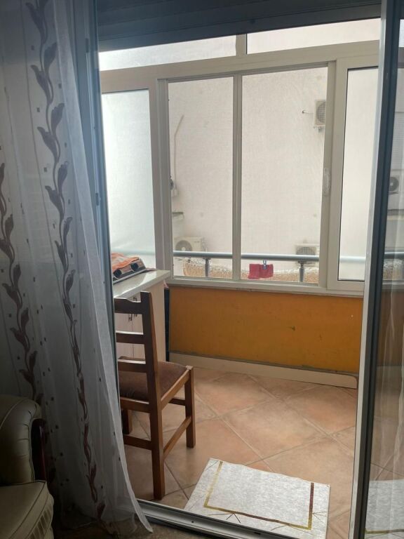 Apartament 1+1 për Shitje – Shkëmbi i Kavajës, pranë Coloseut