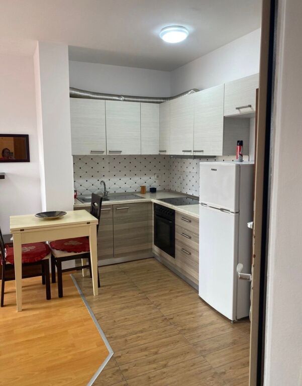 Jepet me qira apartament 1+1 në Xhamllil!