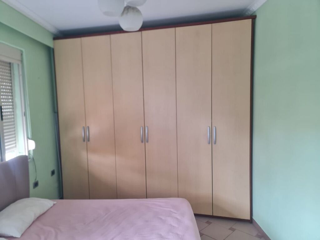 🏢Via di Durazzo, vicino all'ex Ambasciata Jugoslava, affittasi appartamento 1+1 arredato. 65.000 Leke