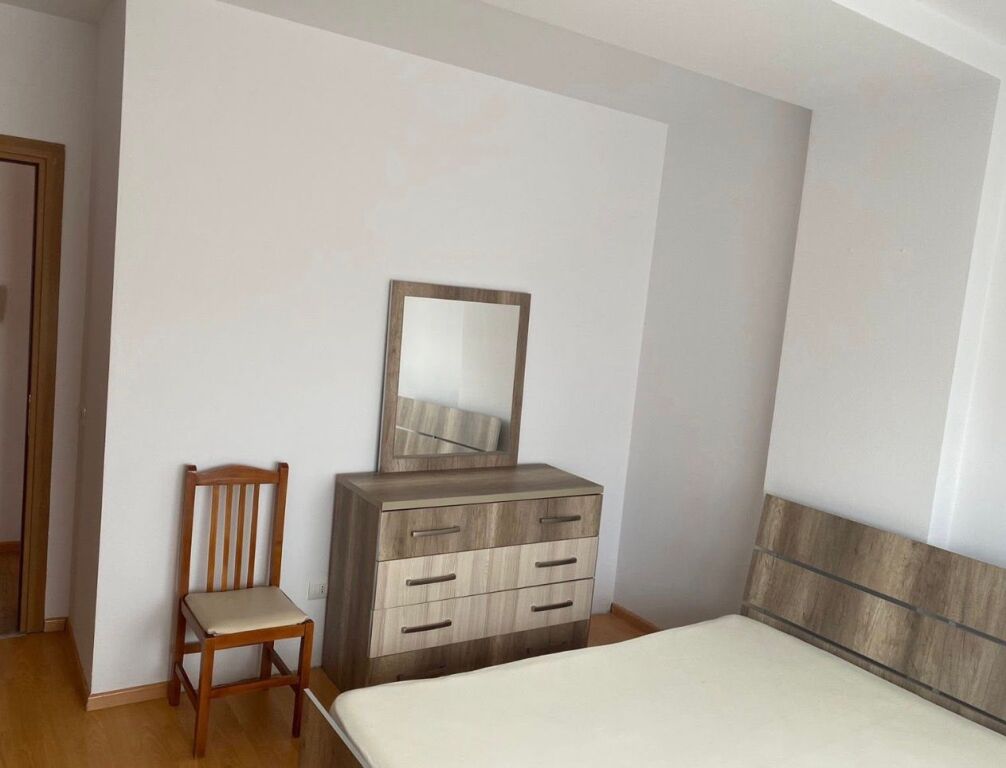 Jepet me qira apartament 1+1 në Xhamllil!