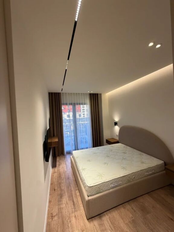 Bulevardi i Ri/Stacioni i Trenit, jepet em qera apartament modern 3+1+2 plus post parkimi.