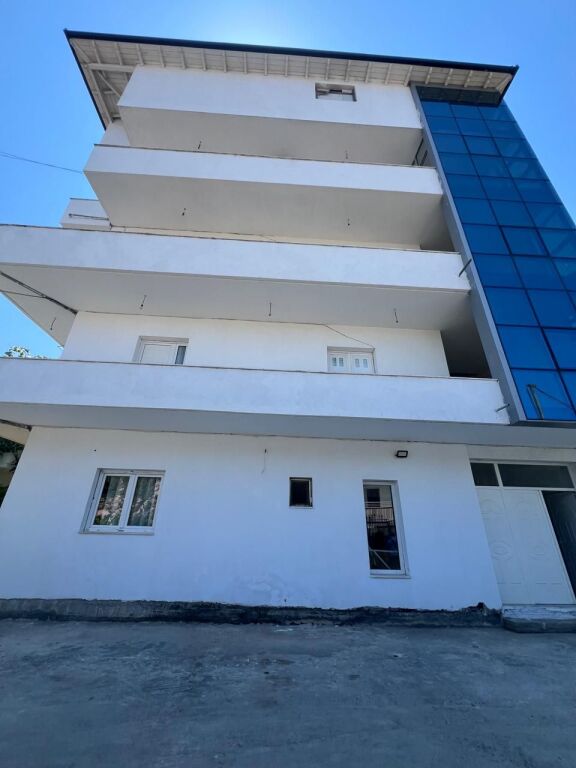 Shitet Vilë 5-Katëshe pranë Galaktikut, Durrës