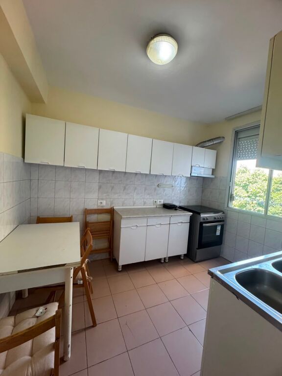 Jepet apartament 1+1+kuzhine e vecuar me qira tek Mozaiku i Tiranes , 21 Dhjetori , Rruga e Kavajes , Zogu i zi , Rruga e Durresit .
