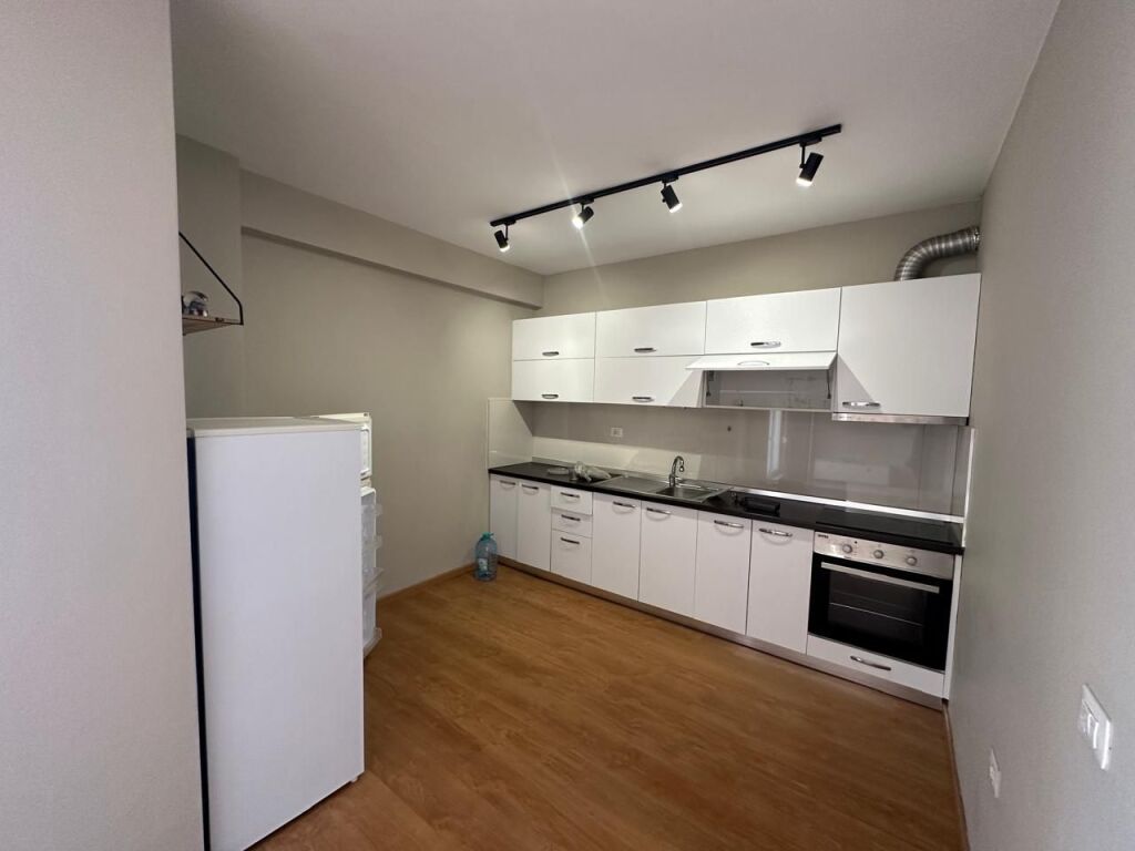 🏢Nella zona di 21 Dhjetori, si affitta appartamento, 1+1+posto auto, processo di arredamento.: 65,000Leke