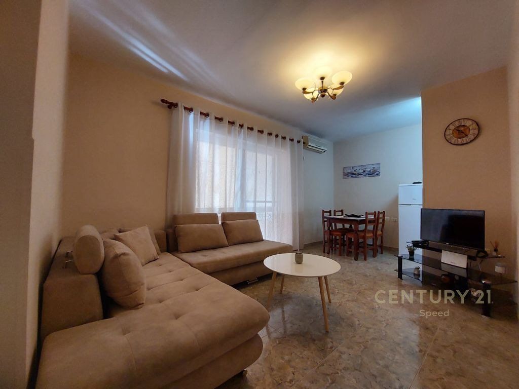 Jepet me qira apartament 1+1 pranë Pazarit të Ri, në Rrugën Luigj Gurakuqi.