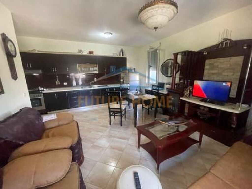 Shitet, Apartament 2+1, Spitali Amerikan 3, Tiranë.