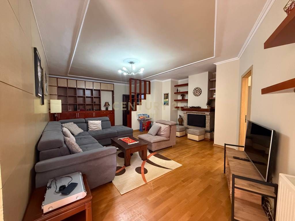 APPARTAMENTO 2+1+2 CON POSTO AUTO IN AFFITTO IN VIA DELLE BARRICATE! 900 € /Mese