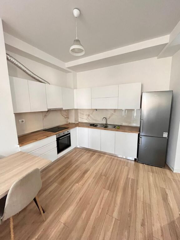 Appartamento 1+1 in Affitto presso Residenza Marga – Via Jordan Misja  Presso la Residenza Marga, in Via Jordan Misja, è in affitto un appartamento 1+1, completamente arredato e pronto per essere abitato. La zona offre un accesso rapido al Nuovo Viale, al centro di Tirana e a tutti i servizi necessari.  Organizzazione: Soggiorno insieme all'area cucina Balcone con uscita dal soggiorno 1 camera da letto 1 bagno  L'appartamento è offerto completamente arredato, offrendo comfort e funzionalità per una vita confortevole.