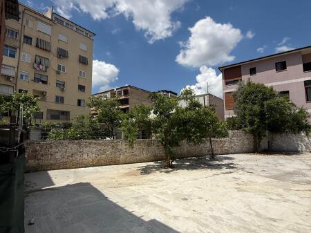 A private house with a yard is for rent in Don Bosko 15 Pakime, for offices.