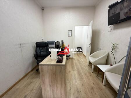 Dyqan me qera tek kryqezimi te Komuna e Parisit, prane Vodafone (ID 42711104)