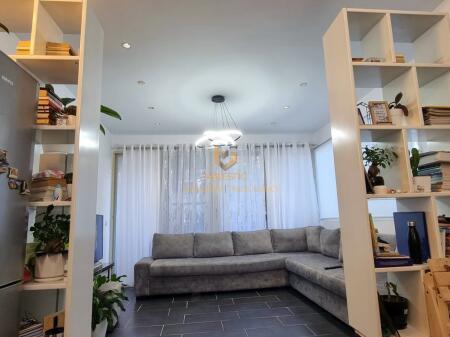 Vendesi unità convertita in appartamento di tipo duplex (2+1) in via Eduard Mano (alla fine della strada).