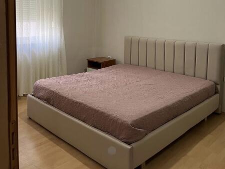 Jepet apartament 2+1+2 me qera tek Liqeni thate 