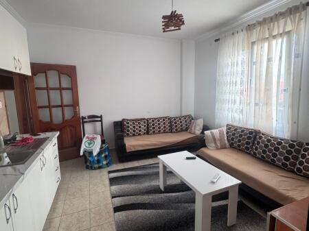Affittasi appartamento 1+1, via 5 Maggio vicino a Big Market 350 mila lekë.