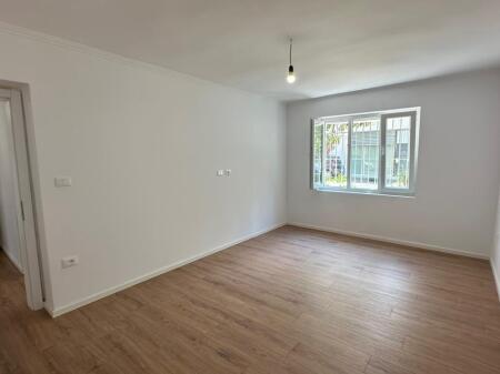 🏢Ne zonen e Varrit Bamit,Rruga Zihni Sako,prane Kopshtit Nr.20 shitet apartament  2+1, 118,000€uro