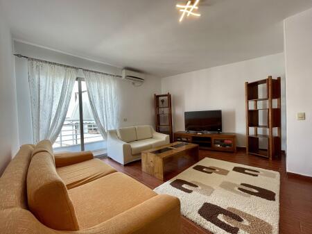 Jepet me QIRA apartament 2+1 tek Qendra "Kristal", Komuna e Parisit