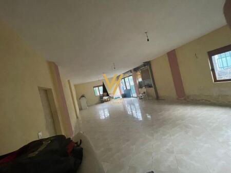 A 130m2 warehouse is available for rent near the bomb grave for 400 euros.