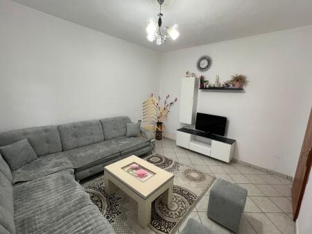 Qira, Hyrje private,2+1+Verandë, Shkozë, 350 Euro/muaj-0692086212