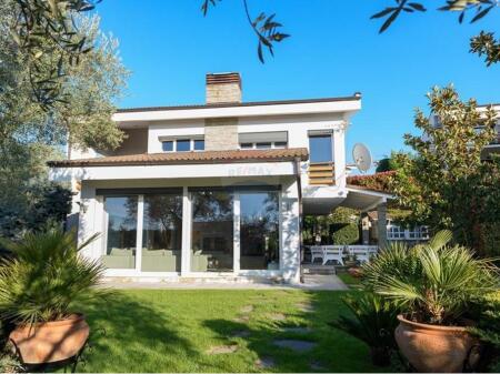 Villa for rent in Long Hills!