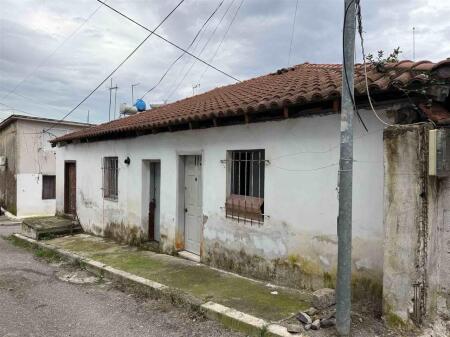 Old house for sale in the center of the kombinat, divided into 3 entrances 1+1.